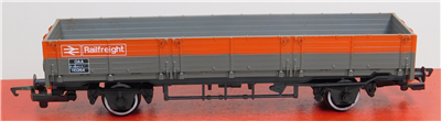 55653b